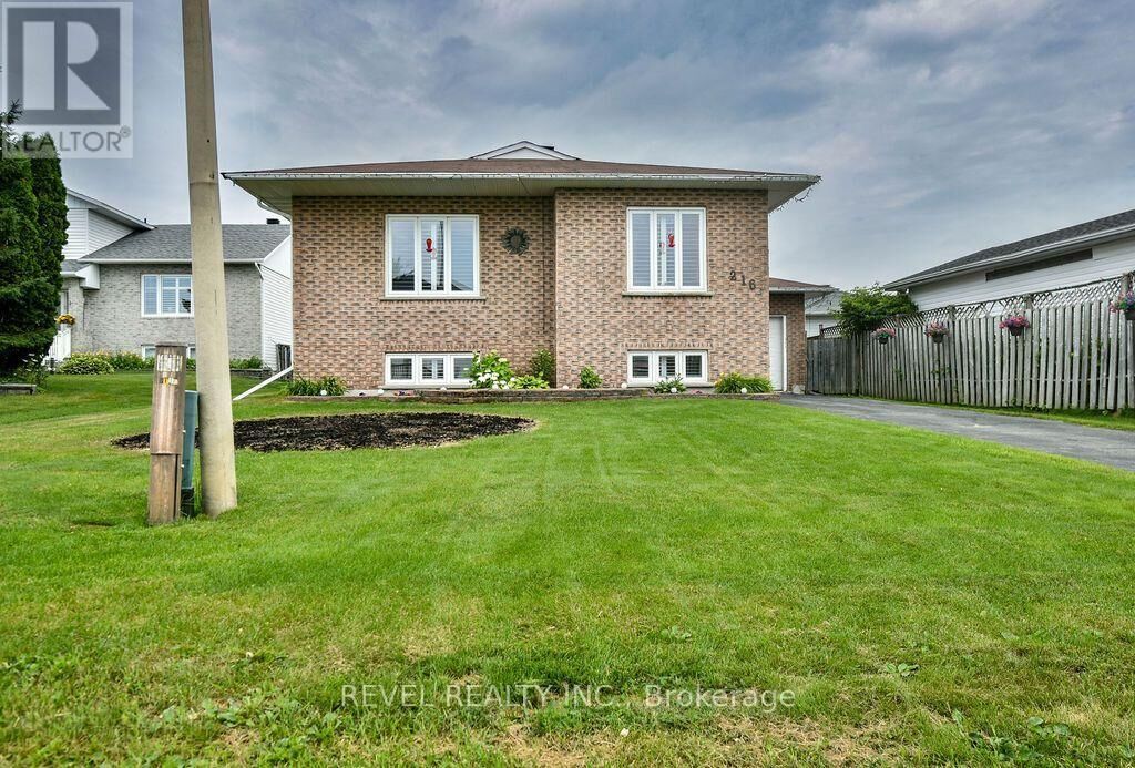 Property Photo:  216 Renee Place  ON P4P 1E8 