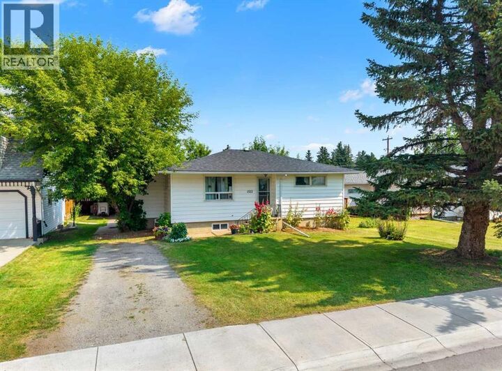 Property Photo:  1522 20 Avenue  AB T0M 0W0 