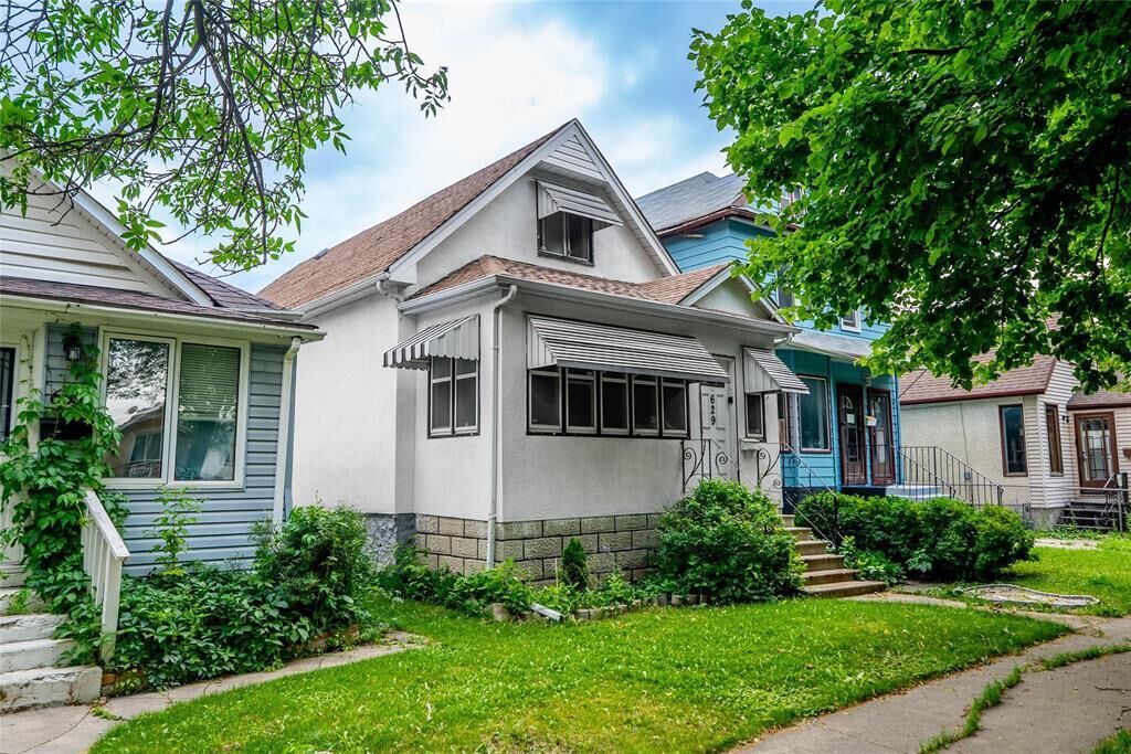 Property Photo: 629 St John's Avenue MB R2W 1J3