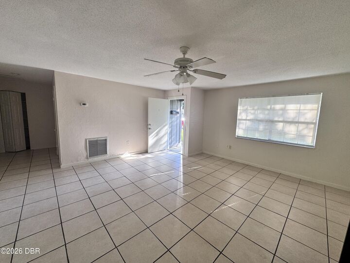Photo de la propriété:  300 Hopkins Avenue B  FL 32117 