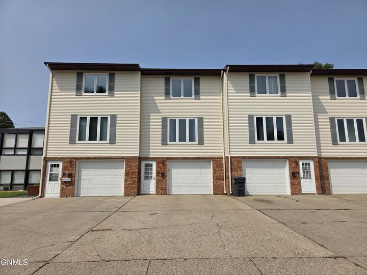 Property Photo: 904 2nd Street NW 4 ND 58554
