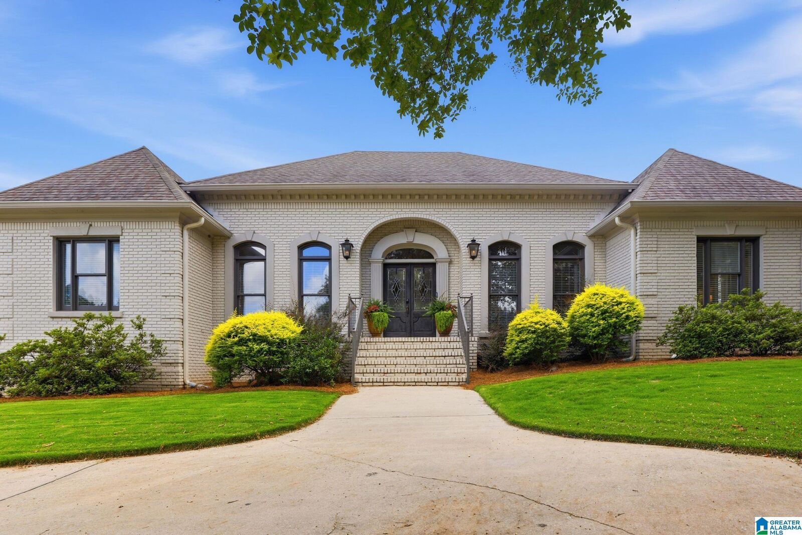 Property Photo: 3758 Carisbrooke Drive AL 35226
