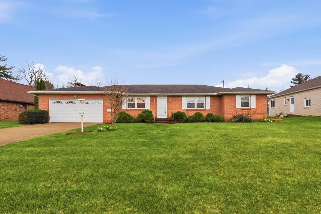 Property Photo:  1025 Pearce Dr  OH 44906 
