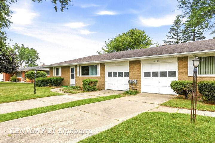 Property Photo:  2955 Whitfield Drive  MI 48603 