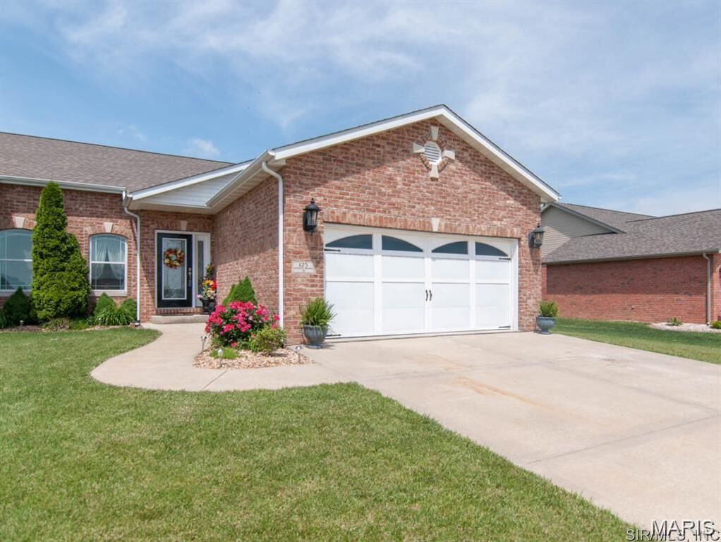 Property Photo:  125 Warren Manor B  IL 62249 