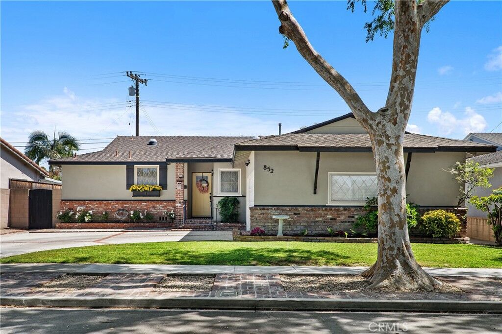 Property Photo: 852 Kallin Avenue CA 90815