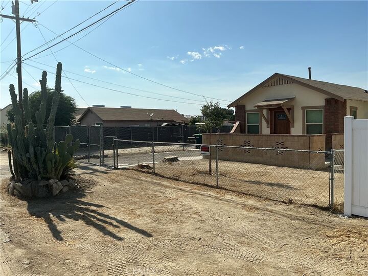Property Photo:  723 W 9th  CA 92582 