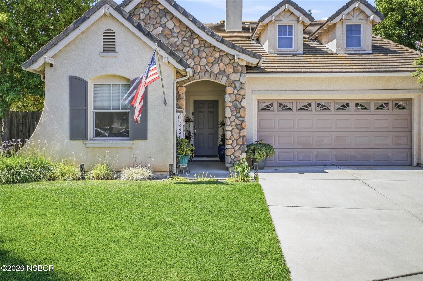 Property Photo:  1006 E Susan Place  CA 93454 