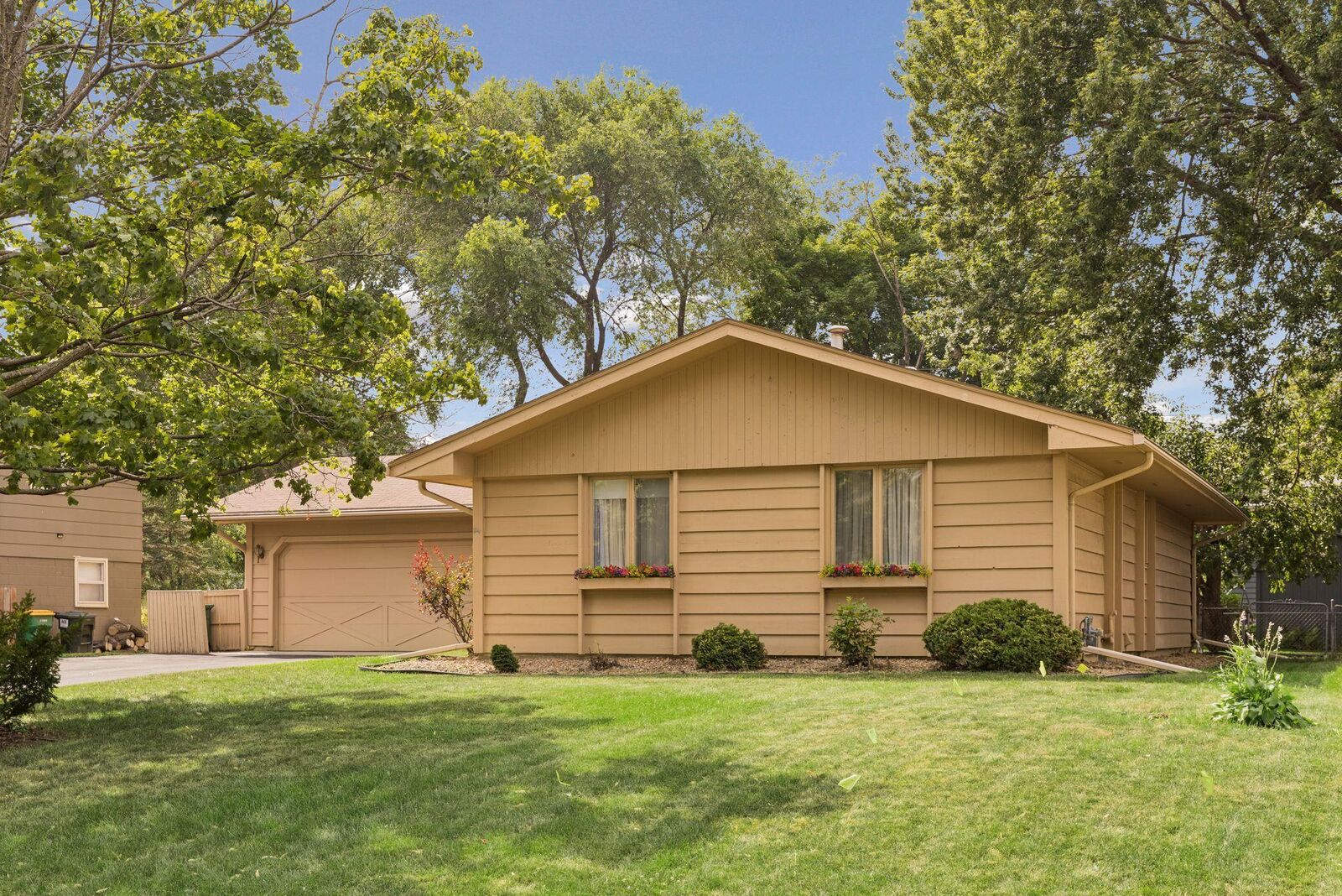 Property Photo: 3901 Louisiana Avenue N MN 55427
