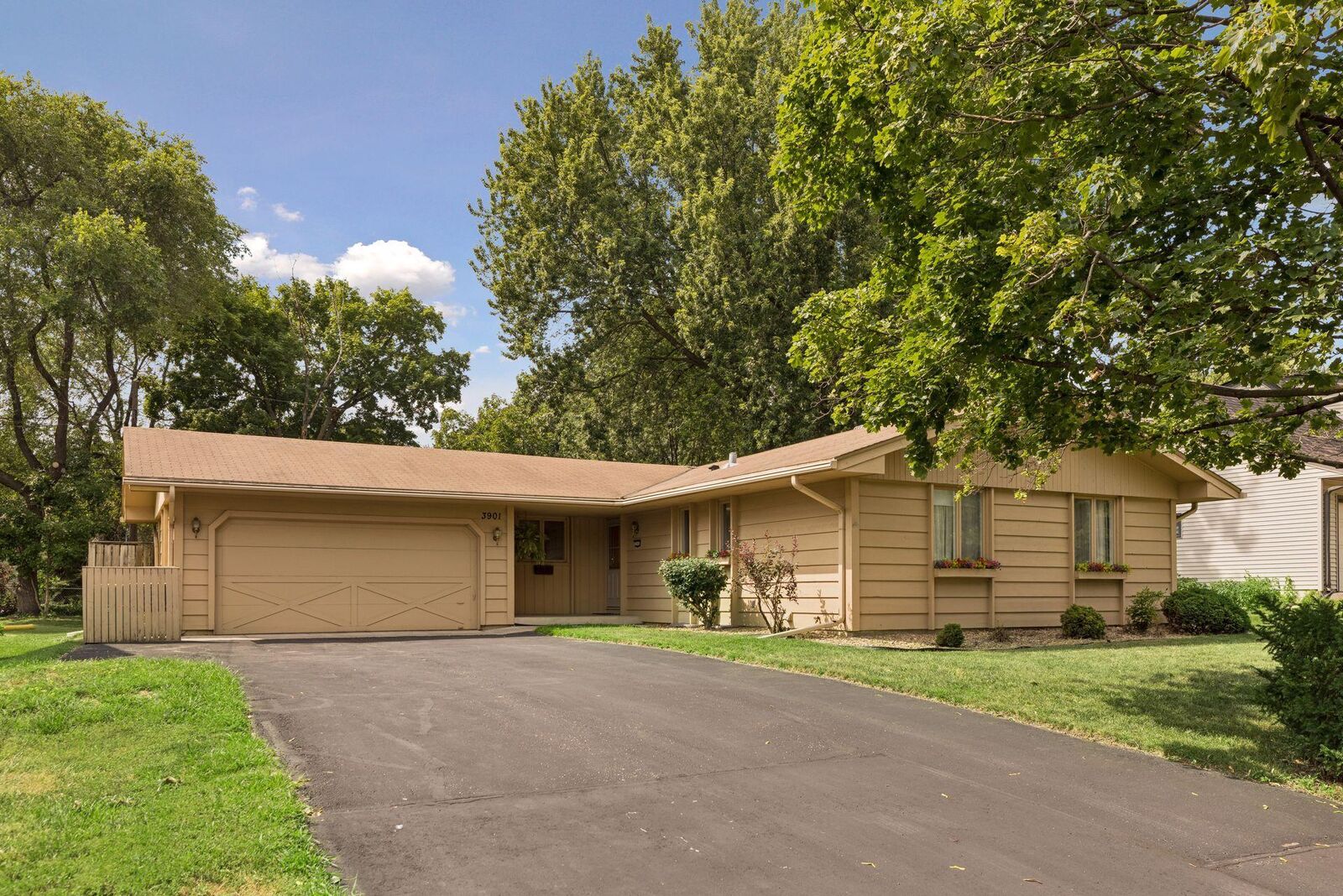 Property Photo:  3901 Louisiana Avenue N  MN 55427 