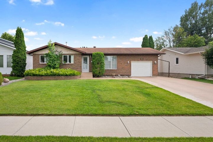 5703 35 Street — photo 1