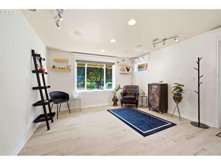 Property Photo: 17902 Belmore Ave OR 97035