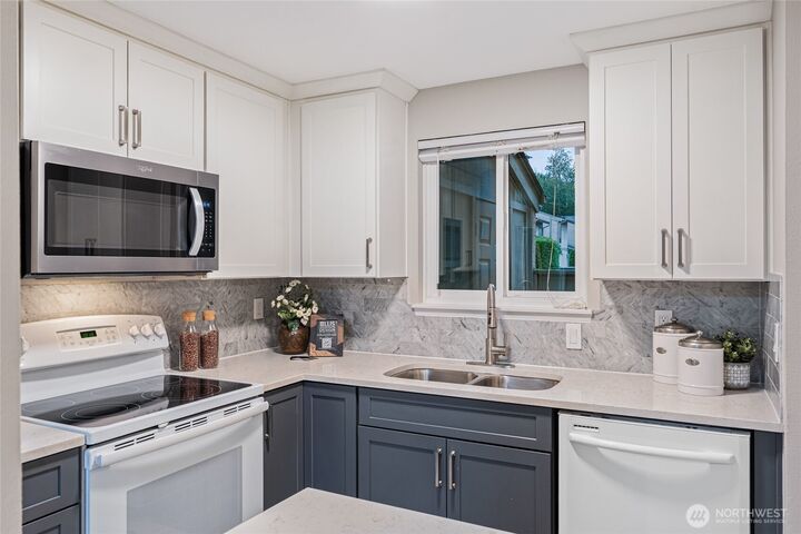 Property Photo:  10053 NE 138th Place F5  WA 98034 