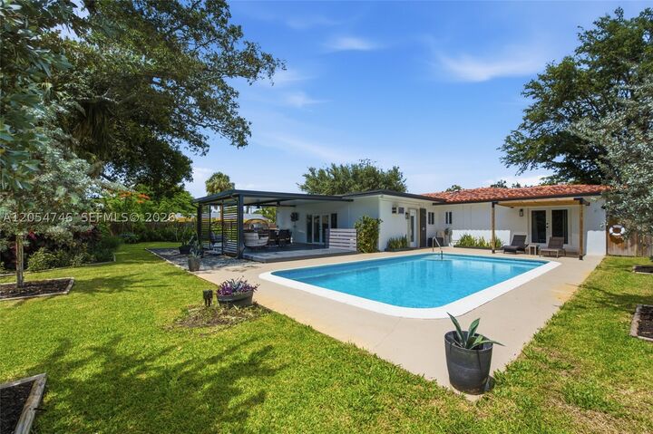Property Photo: 417 NE 11th Ave FL 33060
