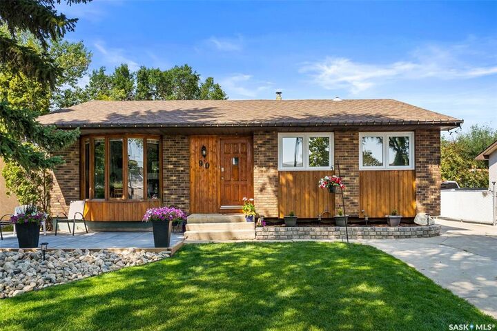 Property Photo:  90 Walden Crescent  SK S4N 1L3 