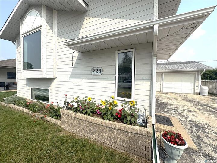 Property Photo:  728 14th Street  SK S0K 2A0 