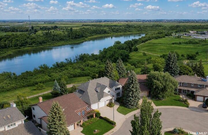 Property Photo:  323 Mallin Crescent  SK S7K 7X2 