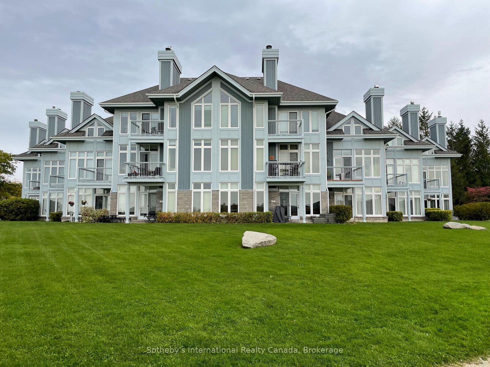 Property Photo:  871 Suncrest Circle  ON L9Y 5C7 