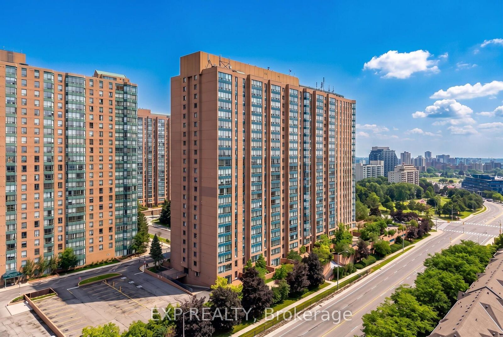 Property Photo: 155 Hillcrest Avenue 1114 ON L5B 3Z2