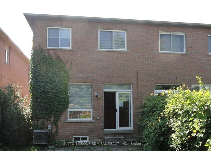 Property Photo:  922 Ledbury Crescent  ON L5V 2P8 