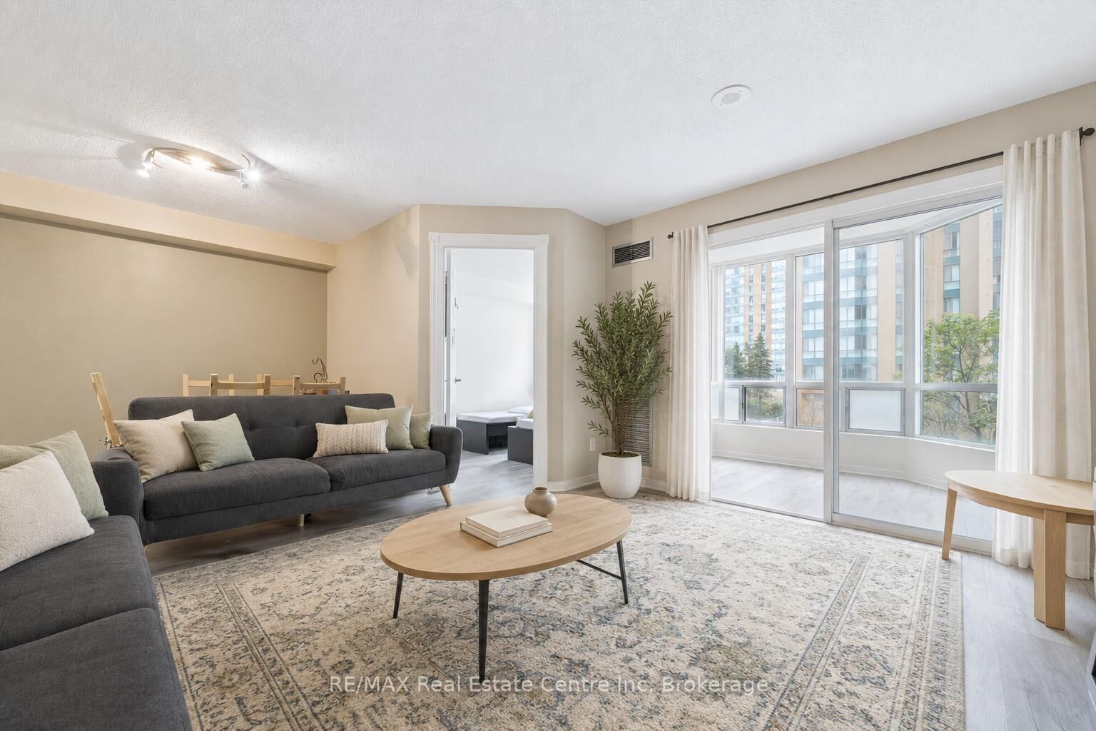 Property Photo: 155 Hillcrest Avenue 302 ON L5B 3Z2