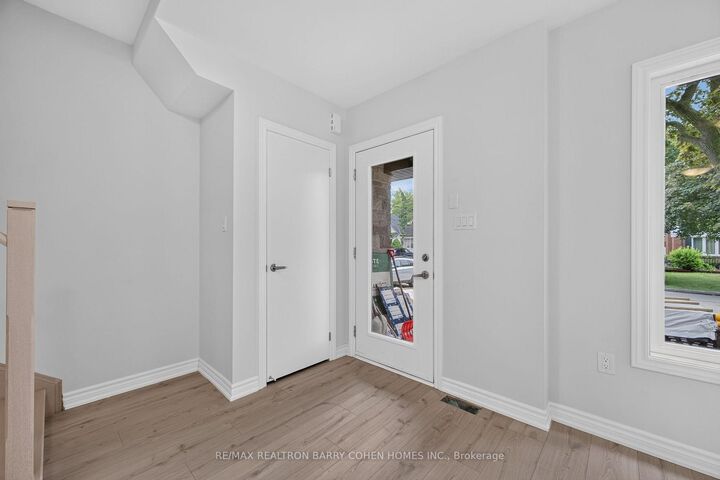 Photo de la propriété: 36 Luverne Avenue ON M3H 1R6