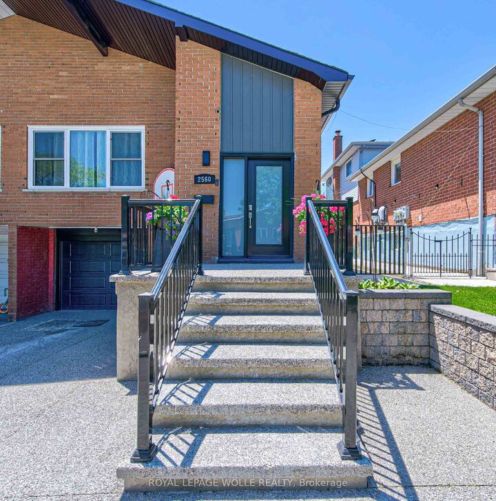 Property Photo: 2560 Palisander Avenue ON L5B 2L2