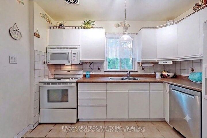 Property Photo:  241 Septonne Avenue  ON L3Y 2W5 
