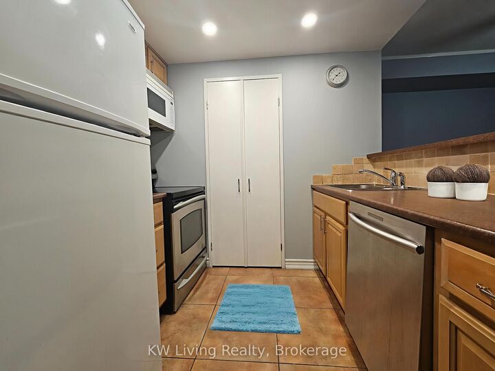 Property Photo: 265 Enfield Place 1502 ON L5B 3Y7