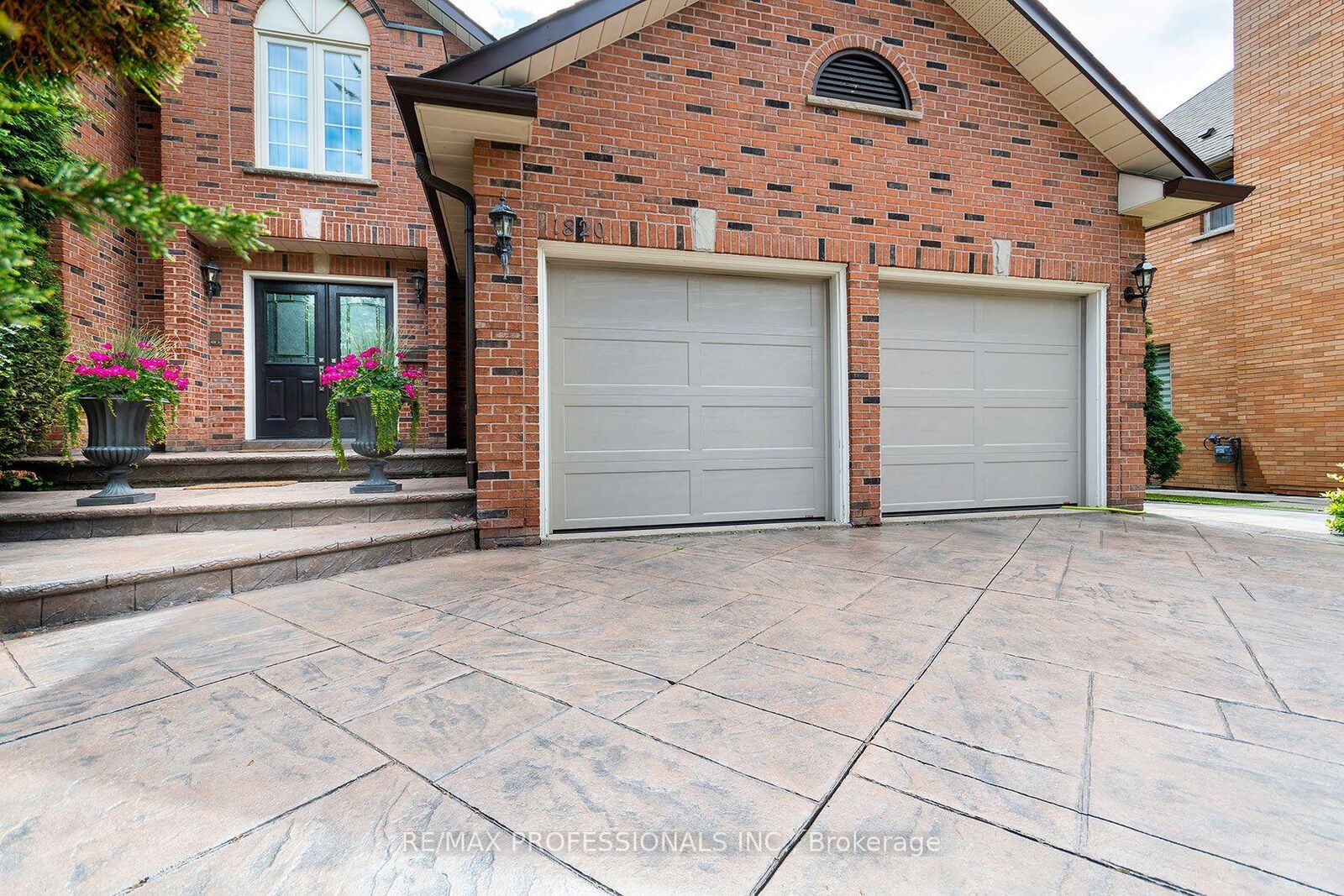 Property Photo: 1820 Shady Creek Court ON L5L 3W2