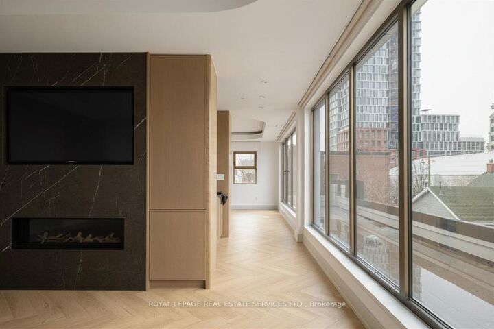 Property Photo:  32 Rowanwood Avenue Fourth Level  ON M4W 1Y7 