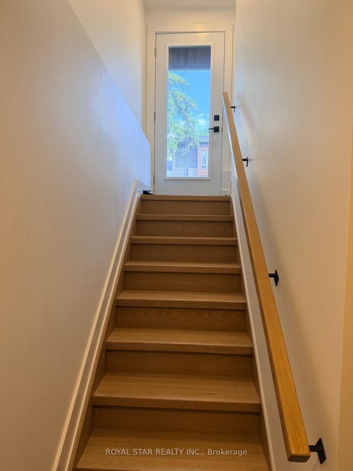 Property Photo: 253 Duncairn Avenue Unit B ON K1Z 5P3