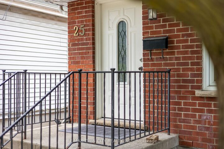 25 Saunby Street — photo 1