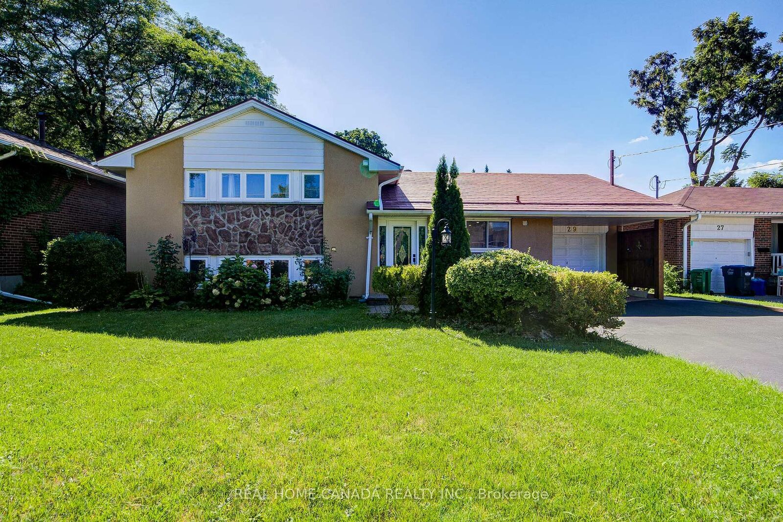 Property Photo: 29 Ellesboro Drive ON L5N 1C3