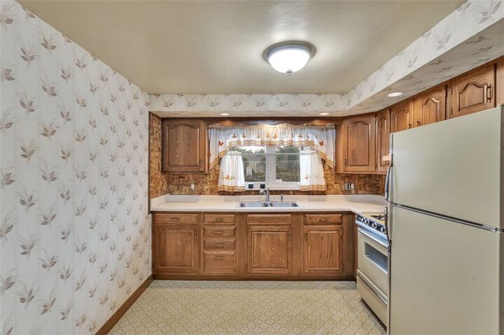 Property Photo:  218 Skyport Rd  PA 15122 