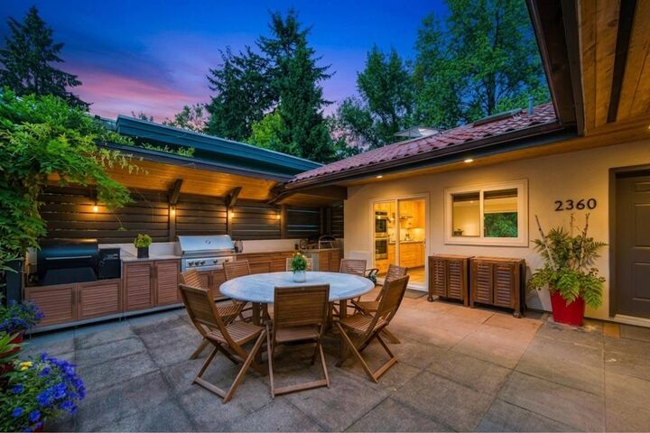 2360 Mackay Avenue — photo 1