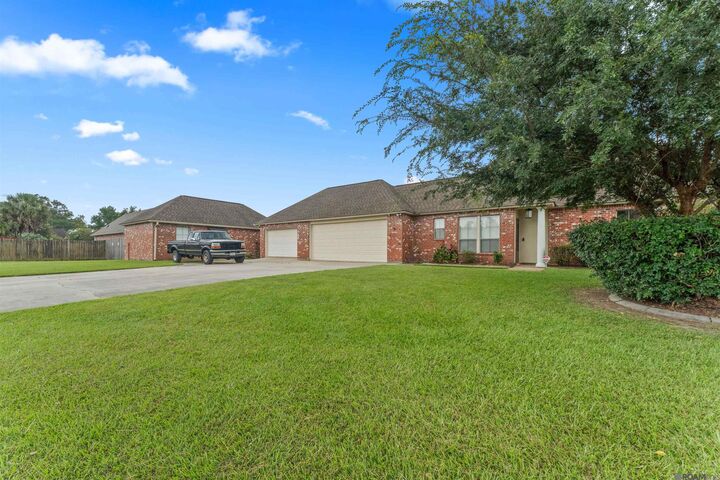 Property Photo: 10350 Crooked Creek Ln LA 70726