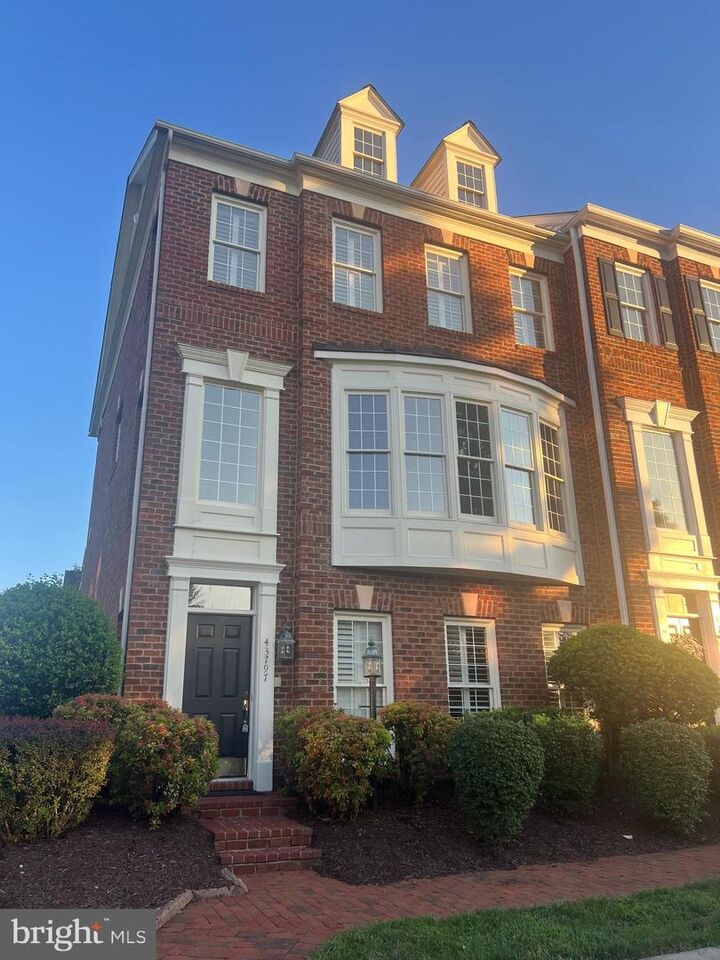 Property Photo: 43797 Apache Wells Terrace VA 20176
