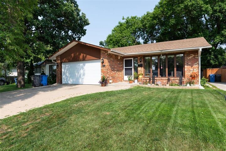 Property Photo: 461 Woodlands Crescent MB R3K 1A5