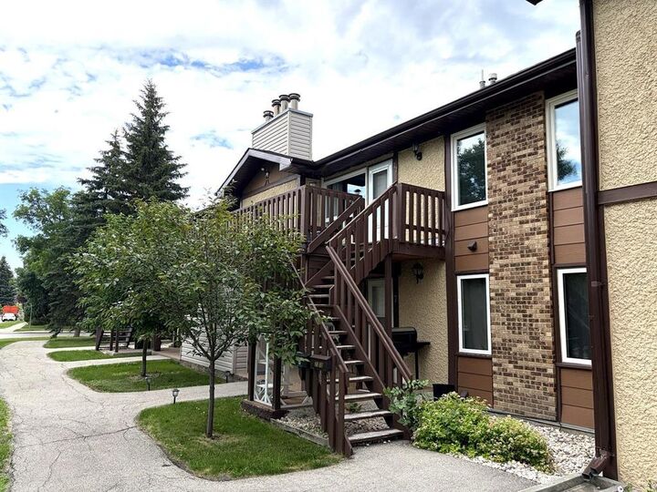Property Photo:  70 Paddington Road  MB R2N 1K2 