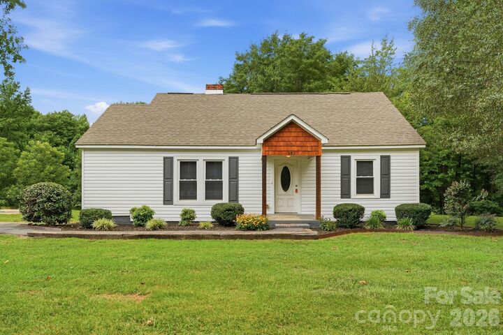 Property Photo: 192 Flower House Loop NC 28166