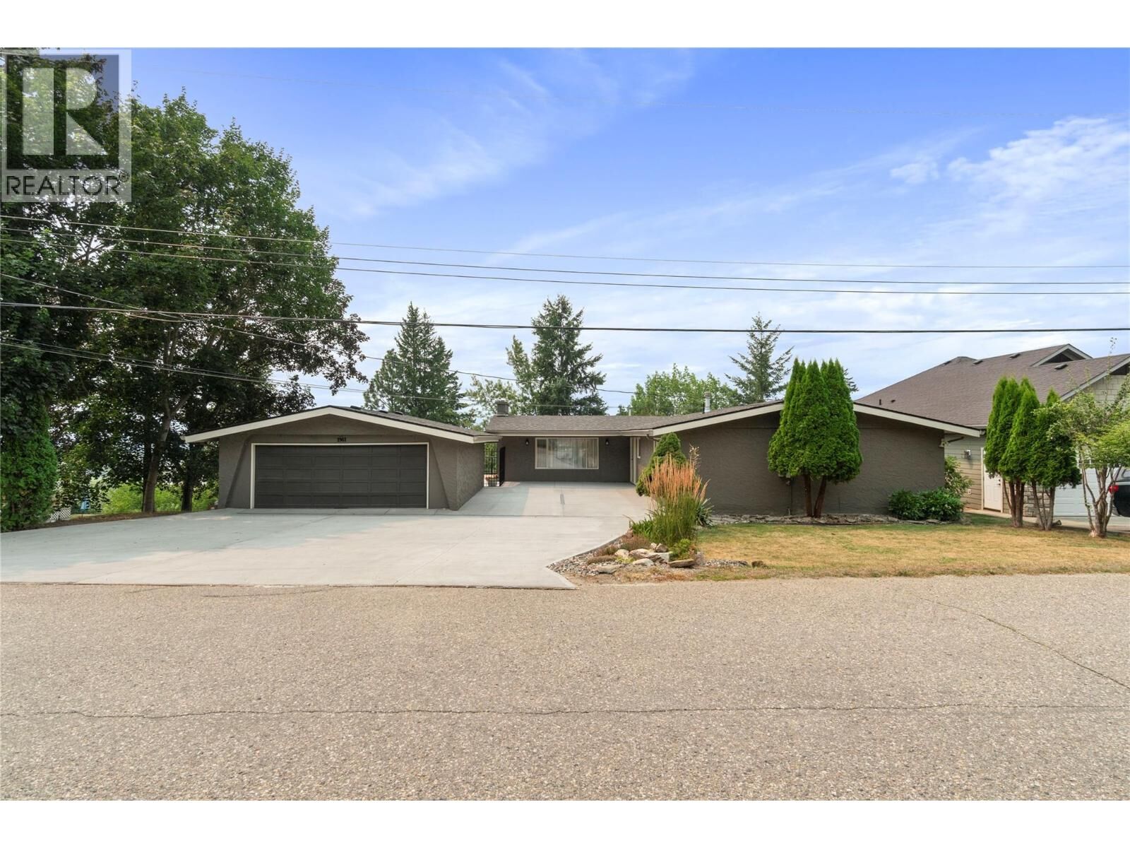 Property Photo:  1961 16 Street Northeast  BC V1E 3Z8 