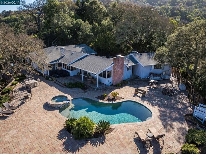 Property Photo:  300 Oak View Ter  CA 94526 