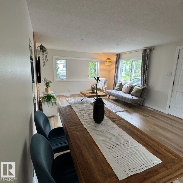 Property Photo:  8 The Parkway NW  AB T6P 1C7 