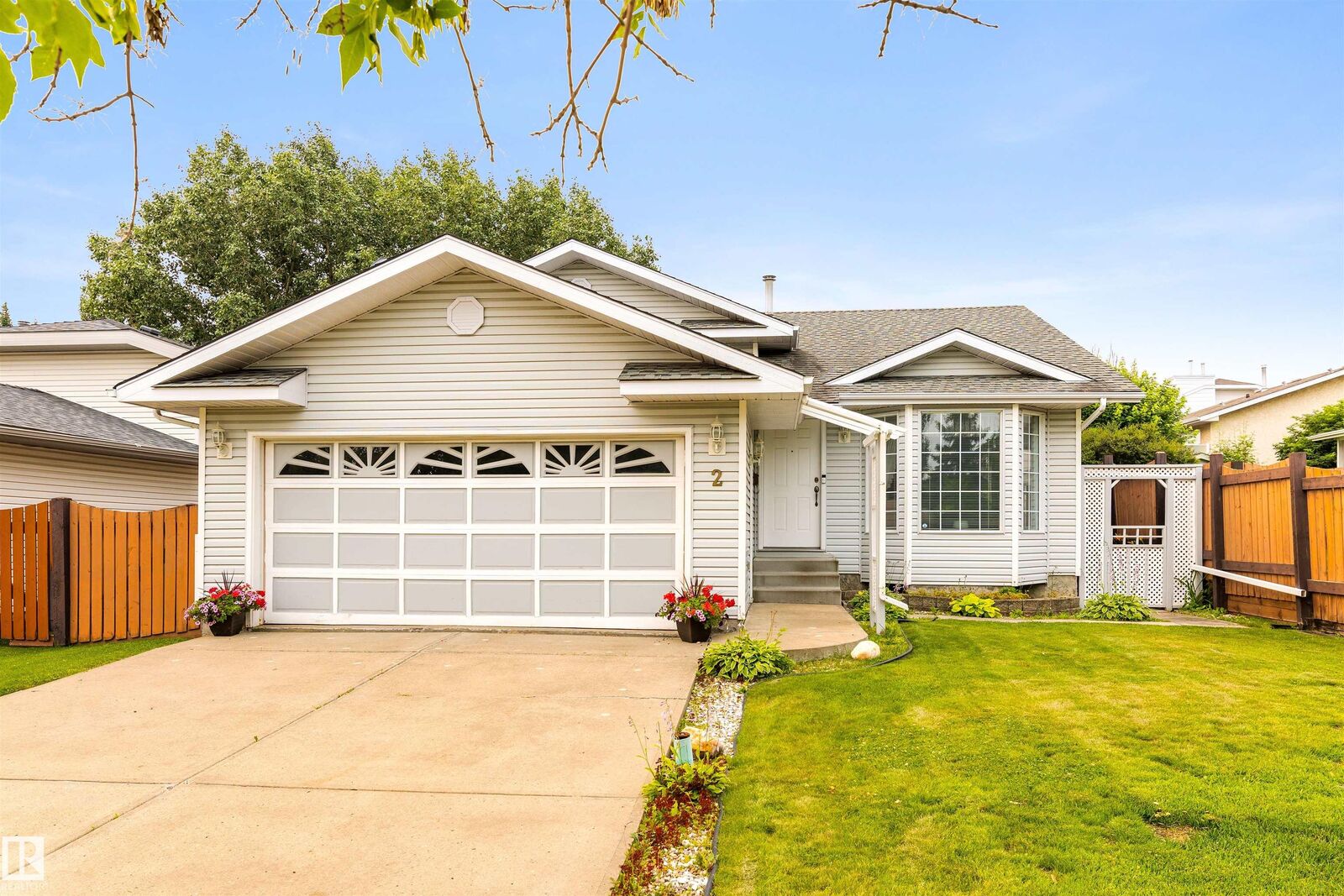 Property Photo: 2 Dunvegan Crest AB T8N 6B1