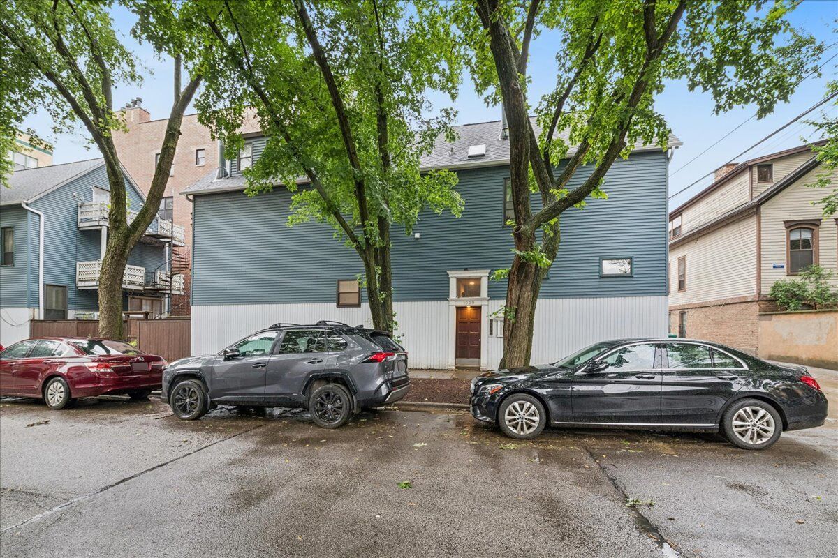 Property Photo: 1009 W Wolfram Street 1E IL 60657