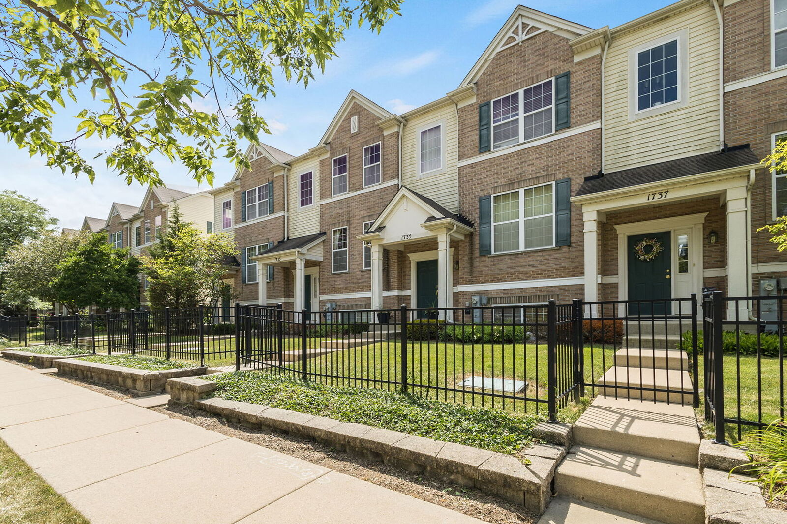 Property Photo: 1737 Maple Avenue IL 60133