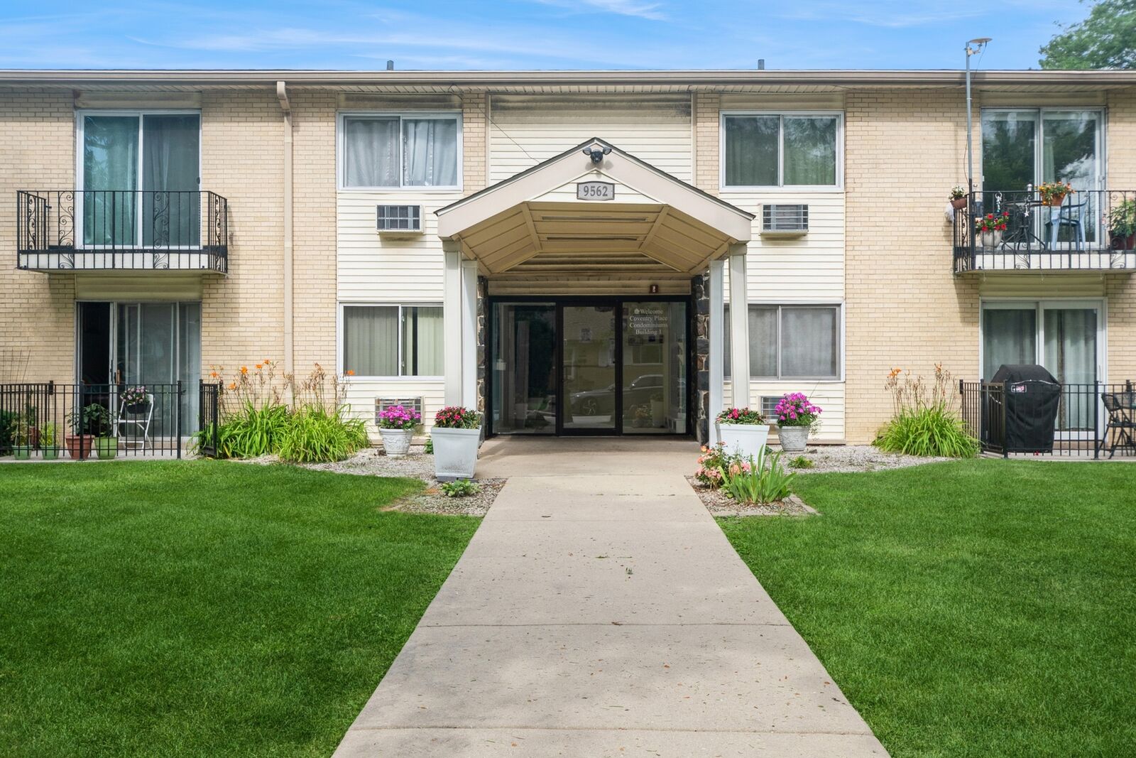 Property Photo:  9562 Park Lane 2I  IL 60016 