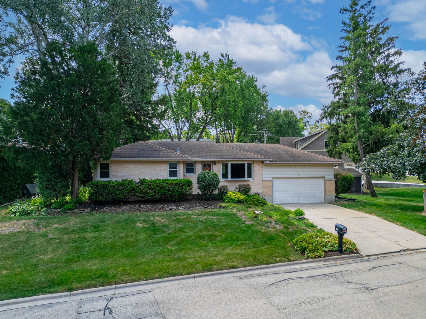 Property Photo: 508 Oak Drive IL 60118