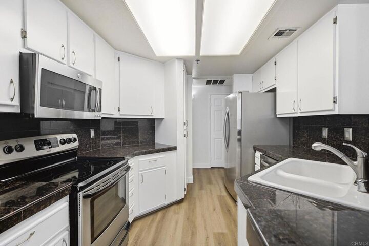 Property Photo:  640 Camino De La Reina 1313  CA 92108 